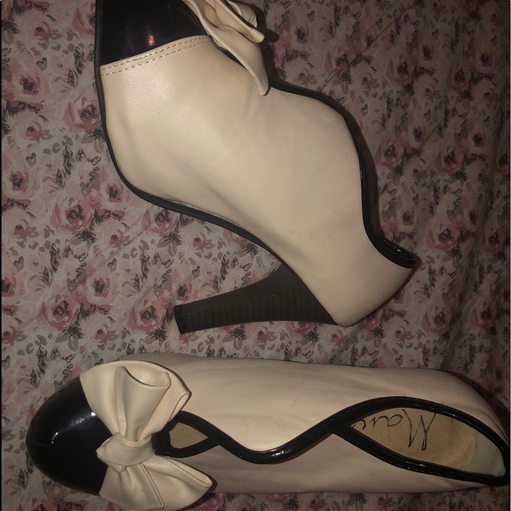Heels with bow